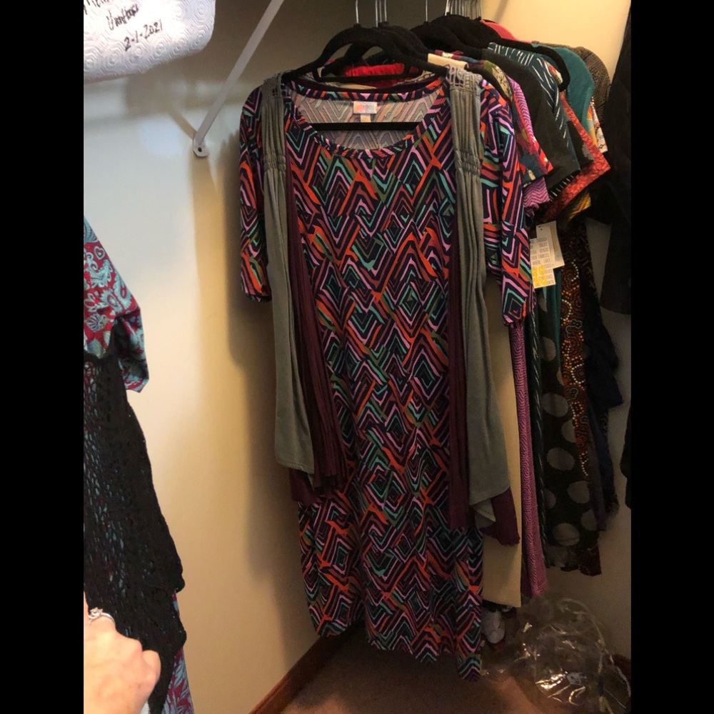 3xl Julia by Lularoe with 2 accent shawls